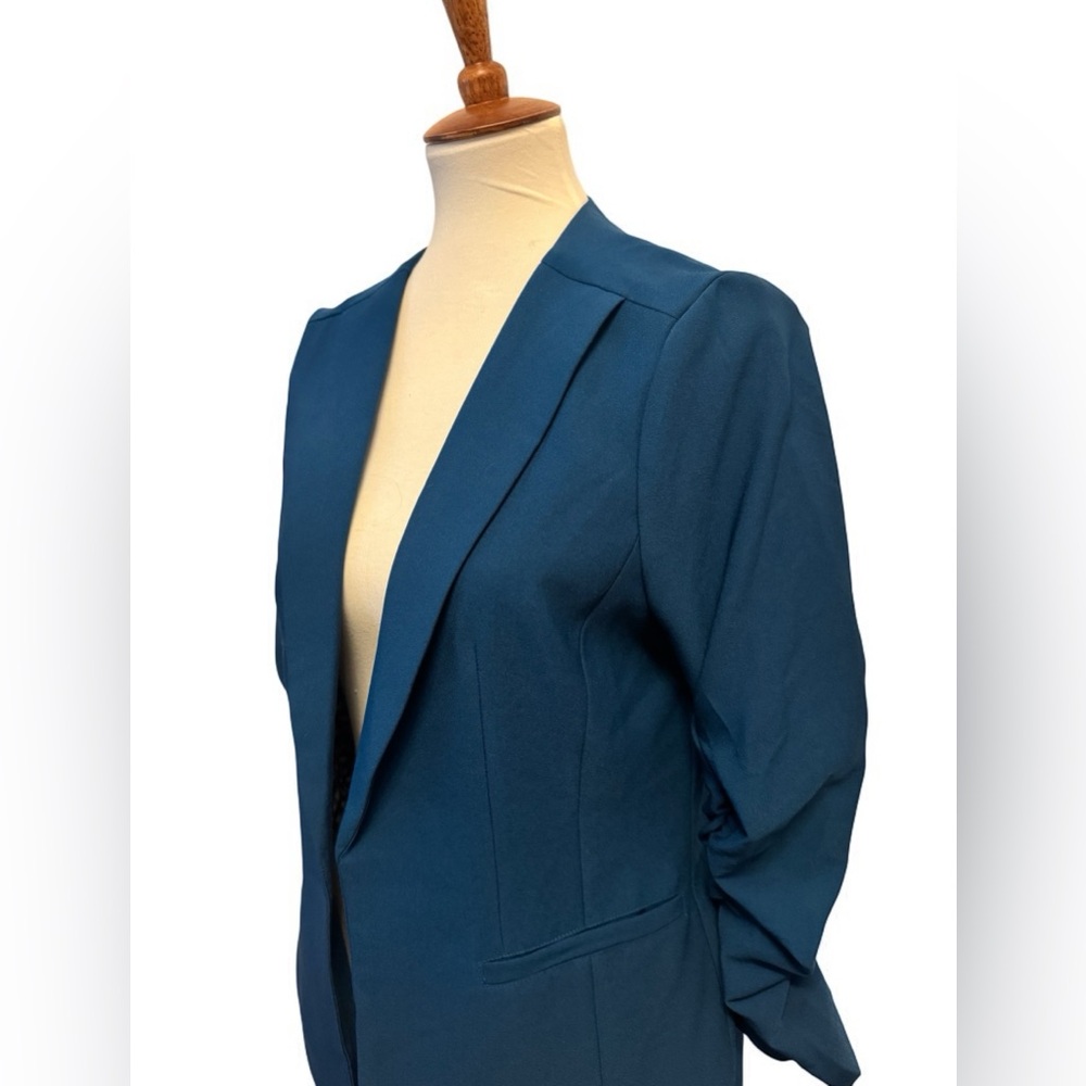 Skies Are Blue 
Raja Collarless Blazer